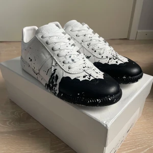 Maison margiela gats - Säljer dessa riktigt schyssta gats från Maison margiela. Skorna är i absolut toppskick, inte ens testade. Så: 10/10 skick. Storlek: 42. Box ingår. För fler bilder elller vid eventuella frågor, tveka inte på att skriva! Obs: Inte org1nal.