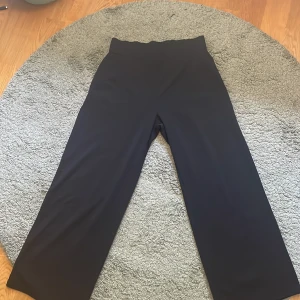 Svarta wide byxor från JDY XL - Svarta byxor från JDY i storlek XL/32. De har hög midja och ett wide fit-snitt som ger en avslappnad och trendig look. Perfekta att styla med en crop top eller hoodie för en chill vibe.