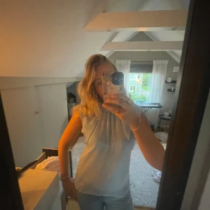 Ljusblå ärmlös blus med volang - Supersöt ljusblå blus med volangdetaljer vid axlarna, köpt från Zara🩵. Tunn och flowy i materialet, perfekt till jeans eller kjol. Ger en fräsch och somrig vibe.