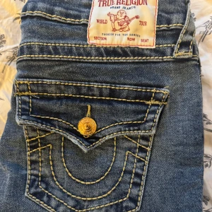 True religion jeans - Super snygga low waist jeans i stolek w26. Aldrig använda då det är lite för korta.❤️