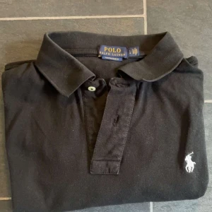 Ralph Laurent custom slim fit - En perfekt tröja nu under sommaren för ett bra pris, säljer då jag rensar garderoben