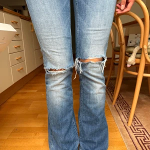 Lågmidjade bootcut jeans från G-Star - Pris är diskuterbart!!!Säljer ett par lågmidjade jeans från G-Star med bootcut passform. 💕de har slitningar/ hål också på knät
