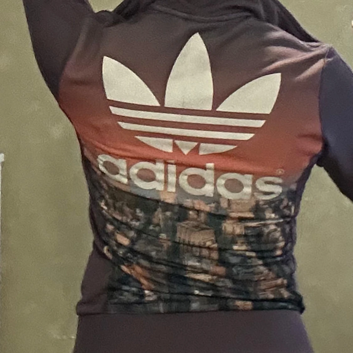 Adidas lila vindjacka med cityprint - 1