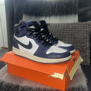 Nike Air Jordans 1 Court Purple - Säljer ett par Nike Air Jordans 1 Court Purple. Säljer pga ingen användning av längre. Dom är använda men ändå i bra skick. Storlek 41.