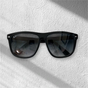 Svarta Ray-Ban boyfriend glasögon - Snygga svarta solglasögon från Ray-Ban med klassisk design. De har en stilren svart båge och mörka glas som ger ett coolt och tidlöst intryck. Perfekta för soliga dagar och en stilfull look.