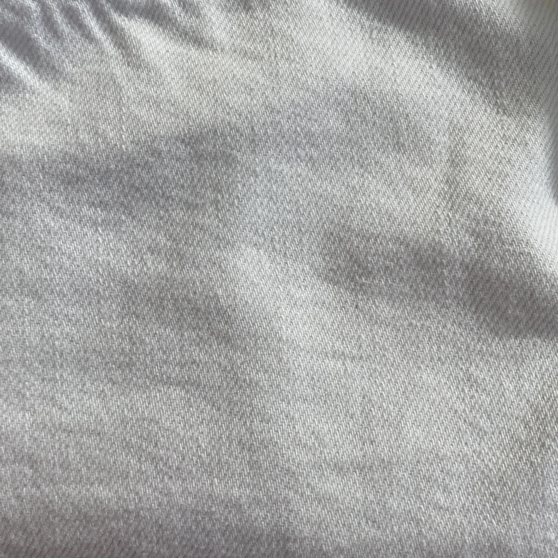 Vit jeanskjol med slitningar från H&M Divided - 3