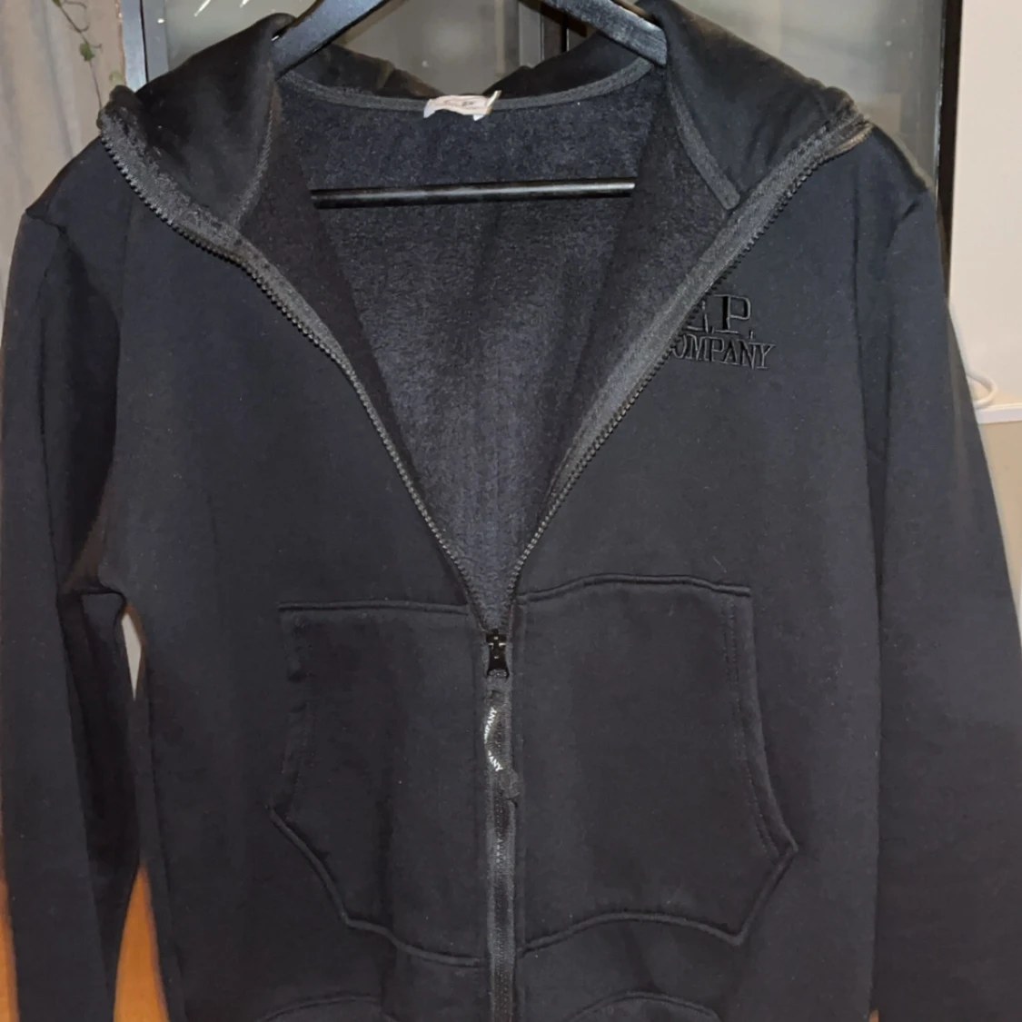 Svart hoodie från C.P. Company med goggles