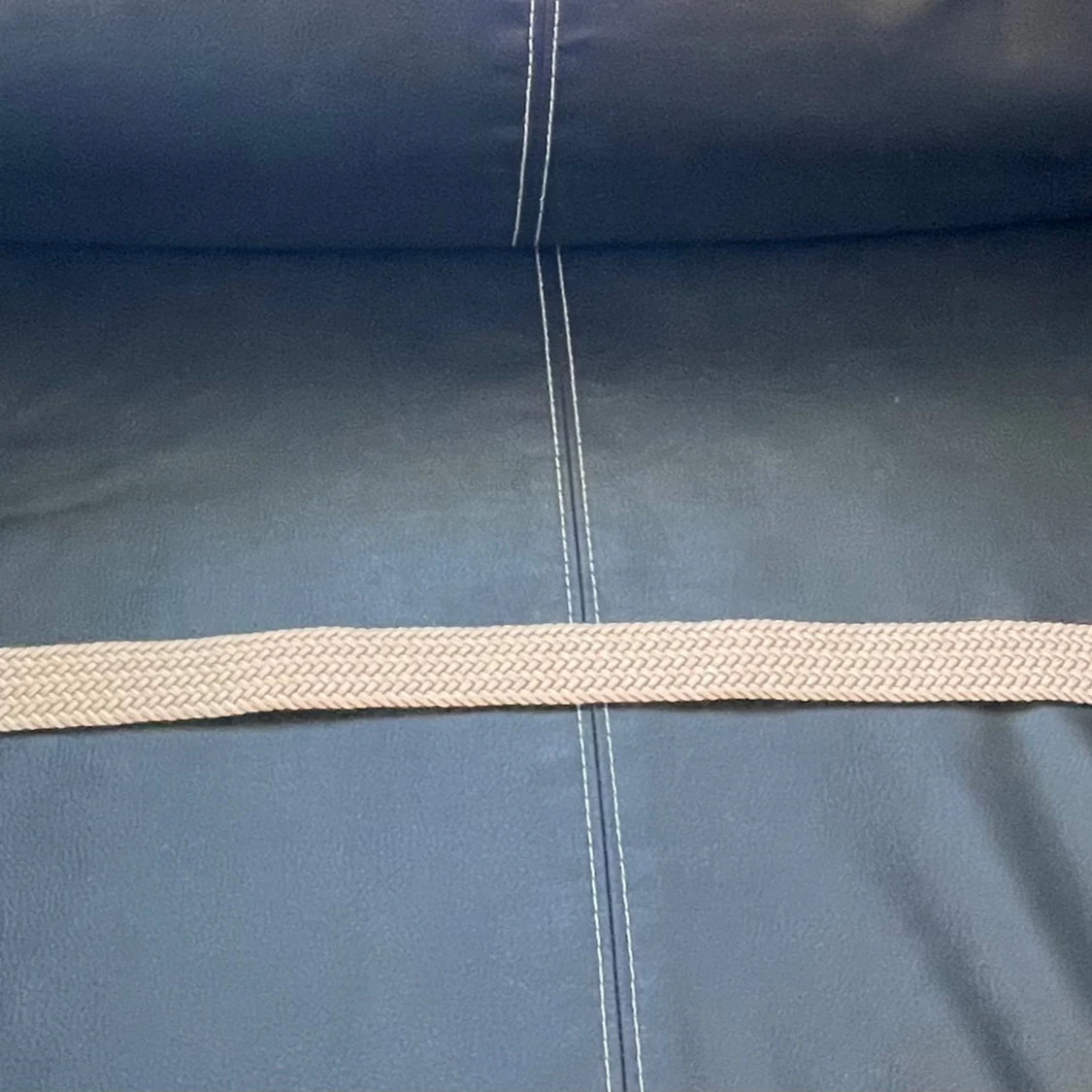 Beige flätat bälte med bruna skinn-detaljer - 3