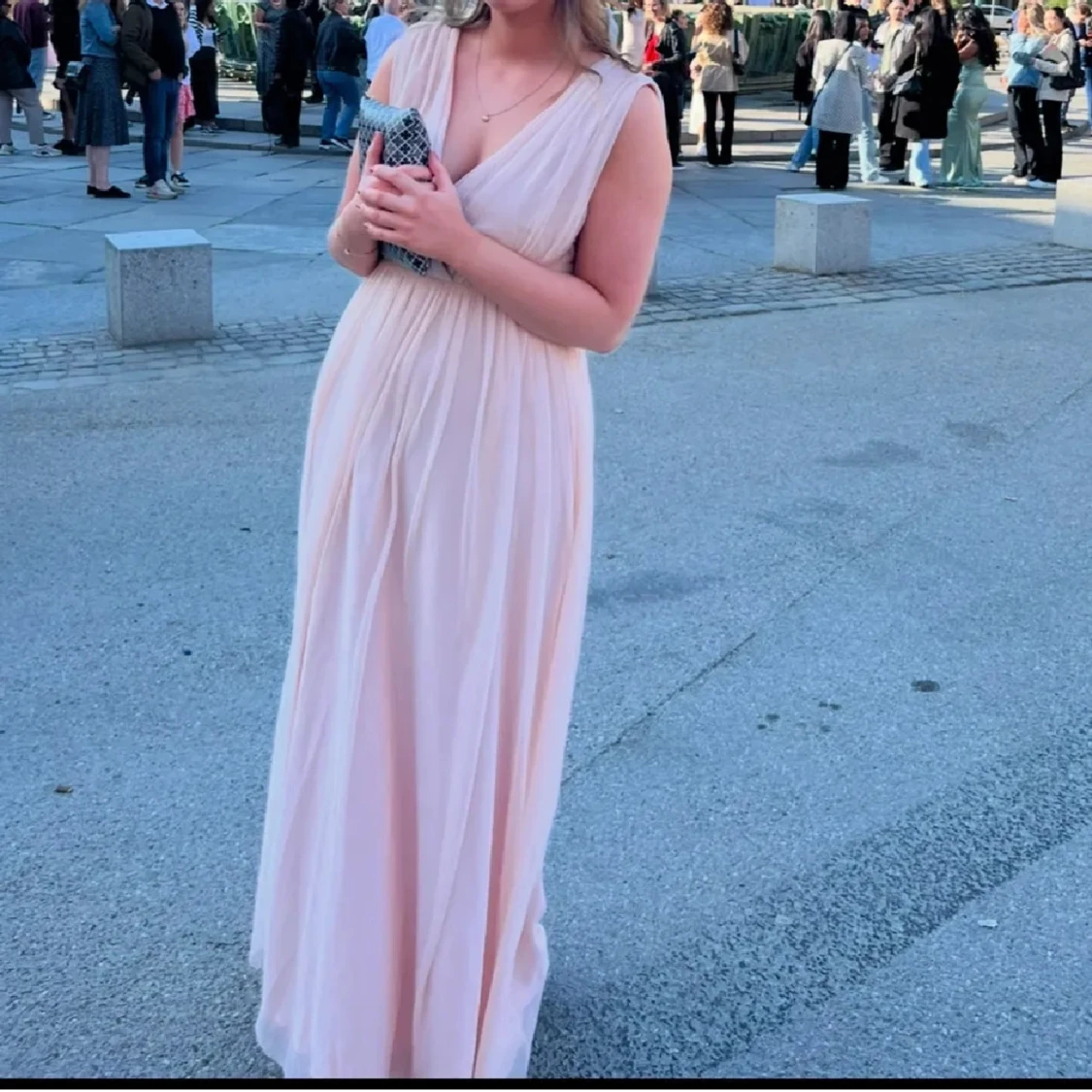 Ljusrosa långklänning med v-ringning