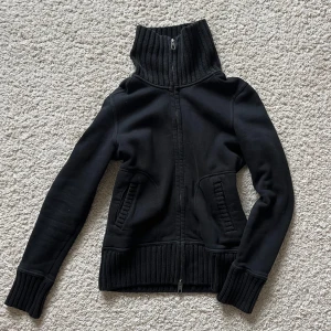 Svart kofta  - Cardigan med dubbel dragkedja och polokrage som går att vika ner🙌🏼 Snygg och skön!