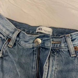 Zara jeans  - Ljusblå jeans från Zara i strl 36, skriv för bild hur dessa sitter på! 💕 Dessa är ganska långa så om ni är 160 eller under ha med klackar till:) 