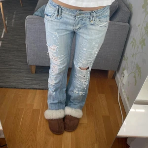 Jeans lowwaist utsvängda lågmidjade bootcut håliga - Jeans med hål!