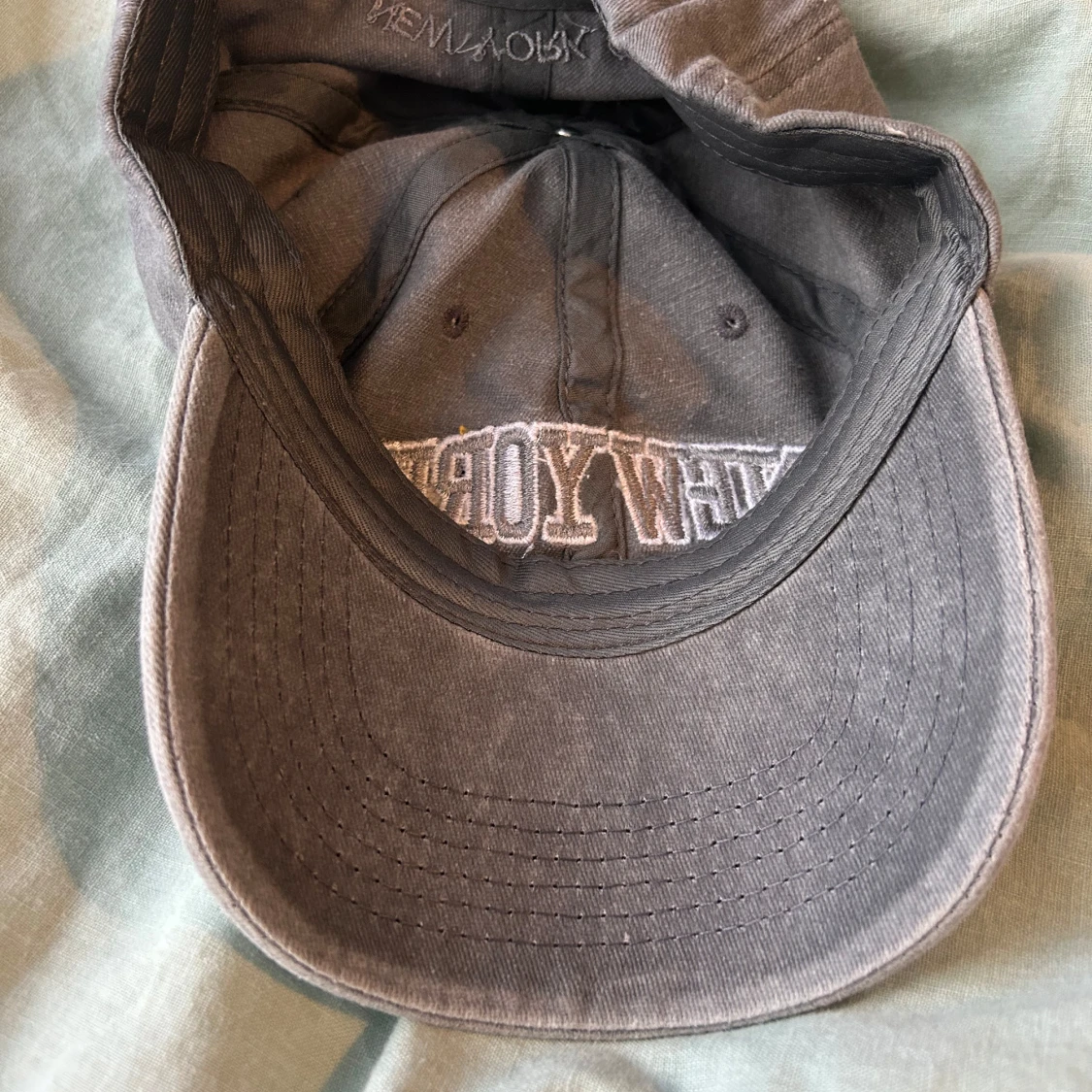 Grå keps med broderad text 'NEW YORK' - 2