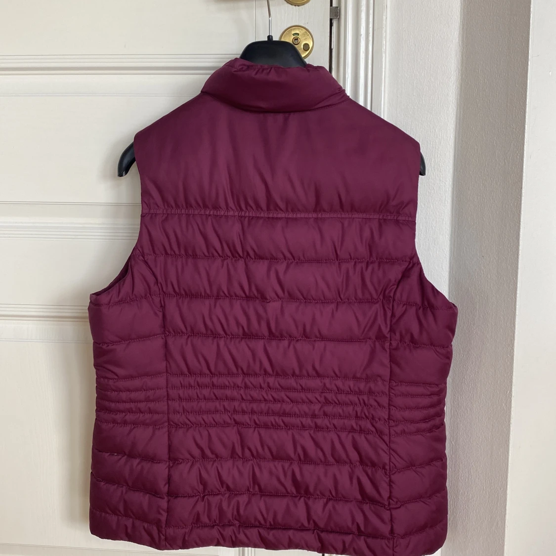 Vinröd dunväst från Tommy Hilfiger - 1