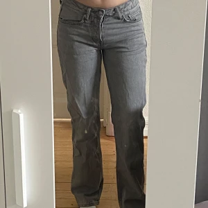 Lågmidjade jeans från lager 157 i modellen Icon - Säljer mina jeans från lager 157 i modellen ”Icon” då de inte längre används. Lågmidjade och lösa där nere, jättesnygga, men använder inte dom😛 Som helt nya, använt några gånger men inget som syns, alltså ser dom inprincip sprillans nya ut och nypriset är 400 men säljer mycket billigare! ⭐️ kolla gärna in min profil, säljer jättebilligt kläder då jag vill bli av med allt.