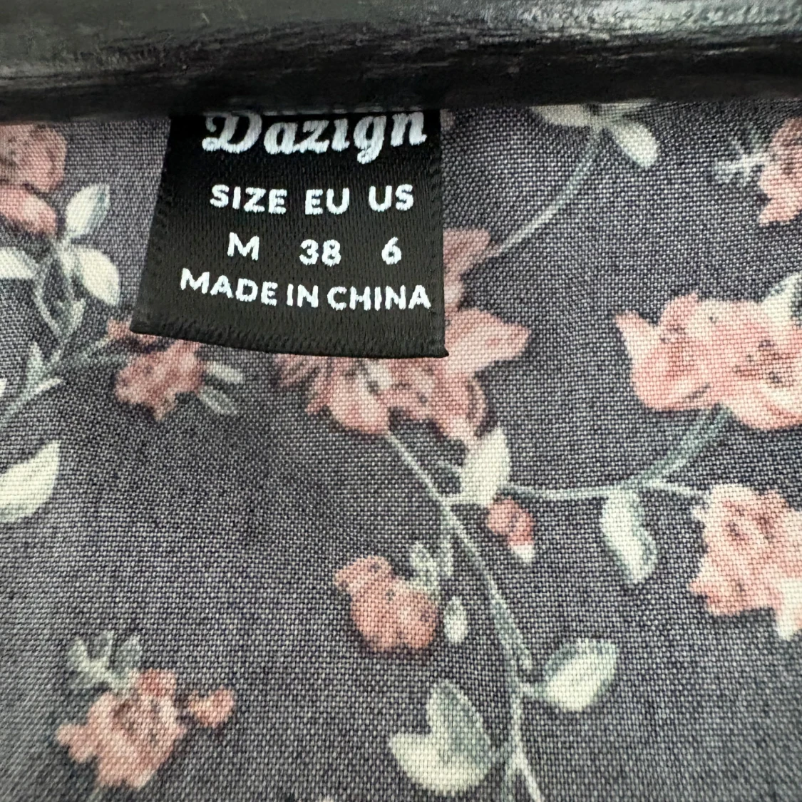 Svart blommig omlottblus  - 1