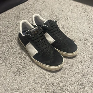 Valentino Flycrew  - Tja! Säljer ett par riktigt feta Valentino flycrew i storlek 41 sitter som 42 i färgen svart, de är i bra skick, tags och dustbag ingår vid köp av skon, skriv om ni har några frågor eller funderingar🙌🙌