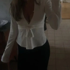 Vit omlottopp med knytband - Säljer en vit fin knyt tröja 