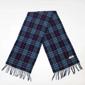 Rutig halsduk från Burberry - Snygg rutig halsduk från Burberry i blått, svart och rött. Tillverkad i 100% lammull med klassiskt rutmönster och fransar i ändarna. Perfekt accessoar för att lyfta din outfit.