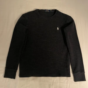 Ralph Lauren - Ralph Lauren stickad tröja, passar någon som är 150-165 beroende på vikt. Helt oanvänd utan några defekter.