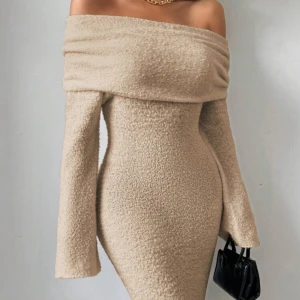 Beige offshoulder långklänning - Trendig off shoulder klänning med tajt passform i mjukt material