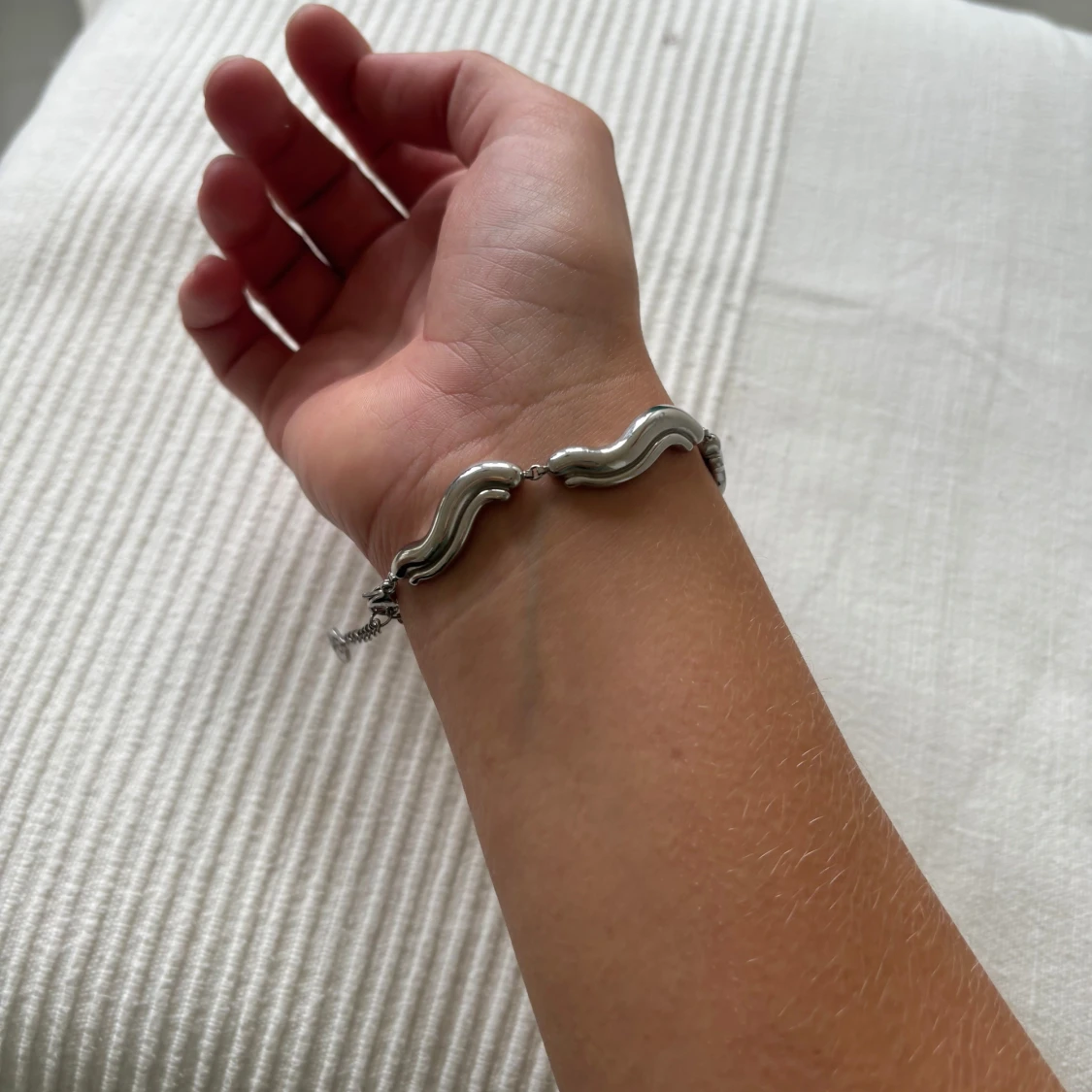 Silverfärgat armband med vågformade länkar - 2