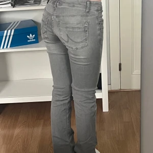Grå lågmidjade jeans med bootcut LTB - Säljer ett par grå jeans med bootcut-modell och låg midja. Byxorna är ifrån LTB och endast tvättade en gång. De är långa i storlek!