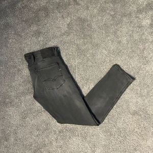 Replay Anbass - Tja!🤩Säljer dessa tvärfeta Replay anbass jeans för ett riktigt bra pris!! Storlek - W31 L30. Inga defekter (Som nya). Nypris ligger på cirka 1700kr. Jag säljer endast för 499kr!! Hör av dig om du vill ha bilder/mått!! Pris är alltid diskuterbart!😉