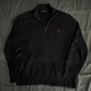 Ralph lauren half zip - Riktigt fin Ralph lauren half zip i storlek L. Fint skick!