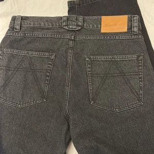 Axel Arigato Thigh Cut Denim Jeans 2014® - Svarta Loose Fit Jeans Från Axel Arigato🤩Storlek M, (ca W32, L34) Aldrig använda! Inget slitage! Helt nytt skick! Priset är förhandlingsbart! 