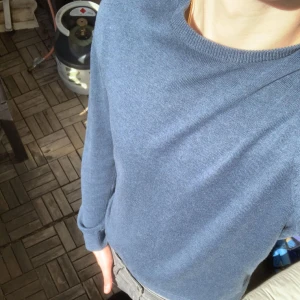 Blå/ljusblå tröja - En Blå/ljusblå tröja från bläck i mycket bra skick.