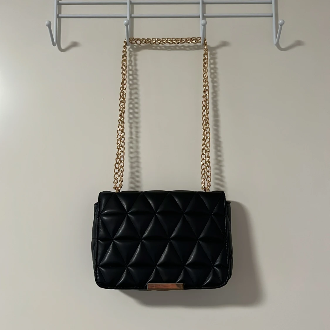 Svart quiltad axelväska med guldkedja - 2