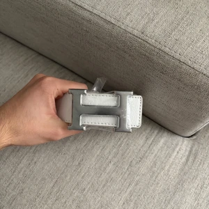 Vit bälte - Skriv privat vid frågor osv