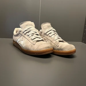 Feta Premiata Sneakers - Premiata sneakers | Nypris: 3500 | Mitt pris 1499 | Skorna är i väldigt bra skick | Inget OG medföljer | Priset är självklart inte hugget i sten | Tveka ej på att skriva vid minsta fundering eller fråga 🤝💯