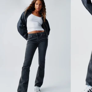 Svarta bootcut jeans från Gina tricot  - Säljer ett par svarta bootcut jeans från Gina tricot med snygga broderade detaljer på bakfickan. Säljer dom då för de inte kommer till användning, den är typ storlek s ish, skriv gärna om du blir intresserad.