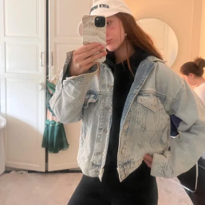 Ljusblå jeansjacka Bikbok - Säljer en ljusblå jeansjacka. Helt oanvänd, storlek S. Oversized 