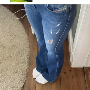 Low waisted bootcut jeans - Säljer dessa lågmidjade utsvänga jeans från diesel men köpta second hand!! storlek W26 L30. Pris kan diskuteras💕💕
