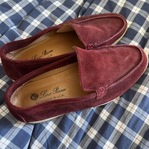 Loro piana summer walk - Köper nya inför sommaren så tänkte sälja mina gamla, prioriterar snabba affärer. Lite gult på sulan där fram