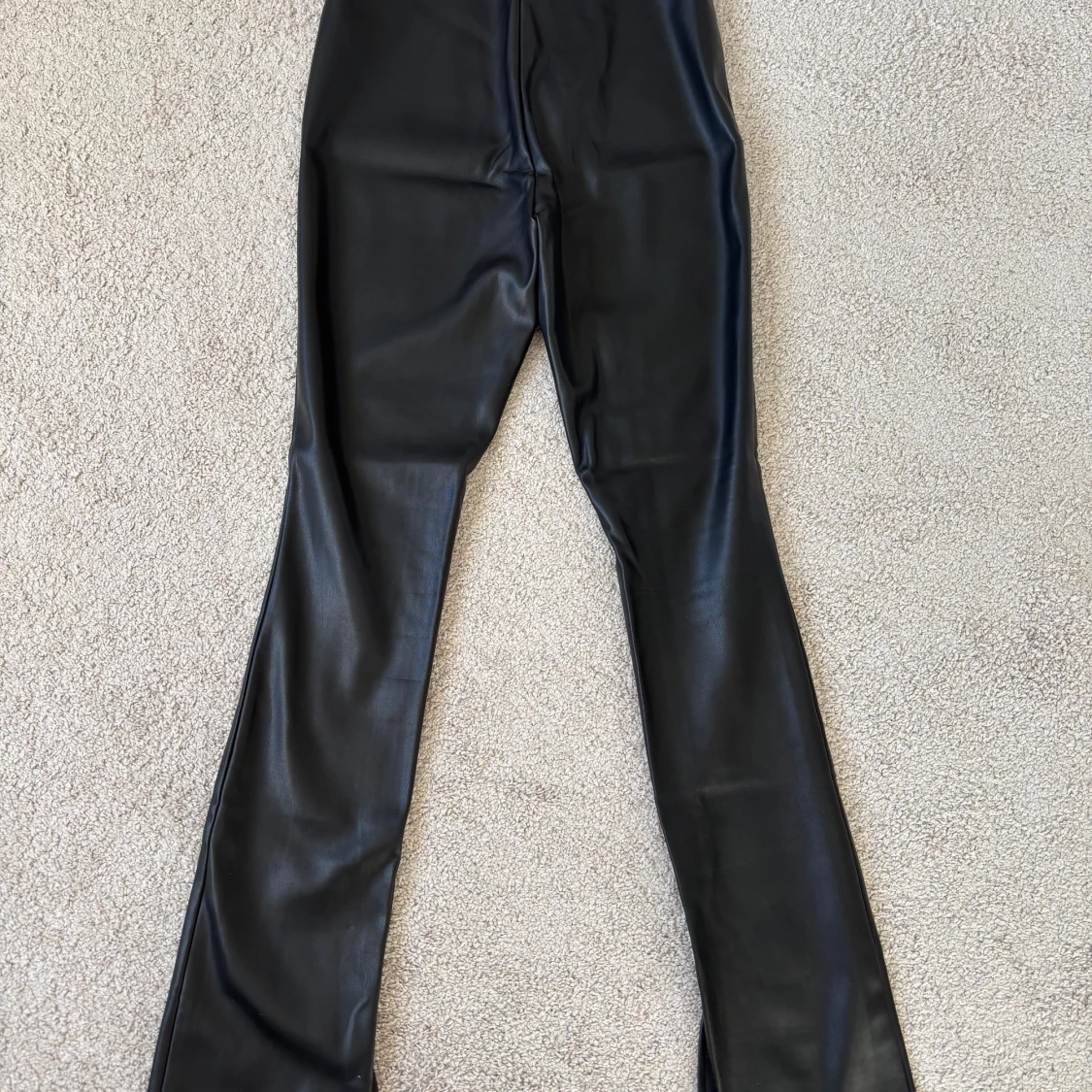 Svarta skinnbyxor med slits från NA-KD - 2