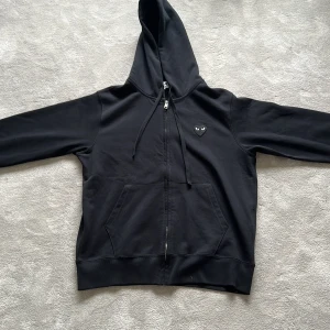 Svart hoodie från Comme des Garçons Play - Nu säljer jag denna flashiga Comme des Garçons Play hoodie i storleken S. Passa på att kontakta mig om du vore intresserad!!😊🤗