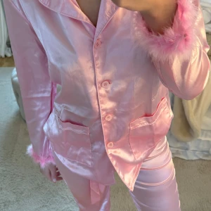 Rosa pyjamas med fjädrar  - Köpt i Spanien 