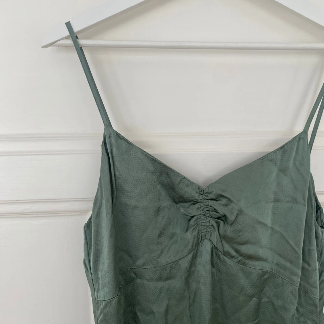 Grön långklänning i satin från Mango - 2