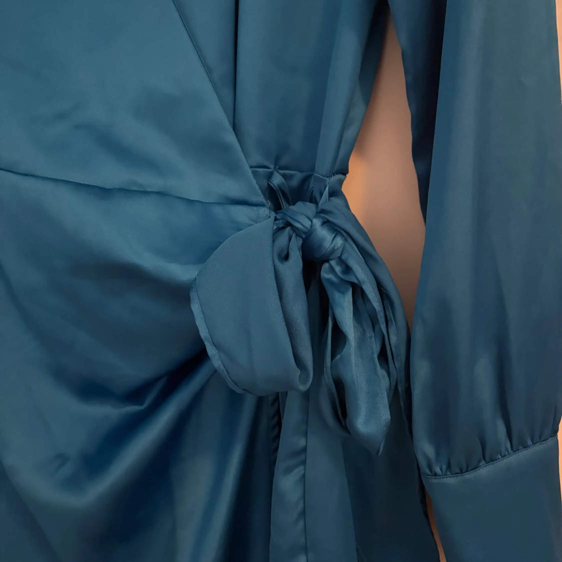 Blå omlottklänning med knytband - 1