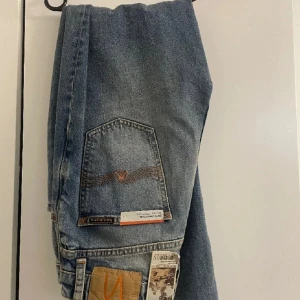 Jeans  - Helt nya nudie jeans, super snygga men passar mig inte längre, dom är high waisted och straight fit! Köpte för något år sedan för 1000