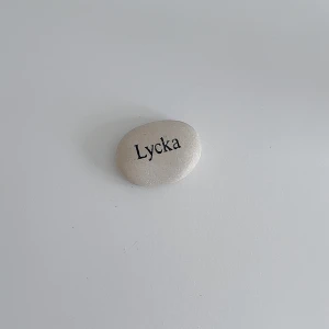 ”Lycka” Sten 🤍🖤 - Har knappt kommit till användning och har mestadels legat i en kartong därav de små skavankerna. Annars i gott skick! FÖRST TILL KVARN!🖤🤍(BUNDLERABATT VID KÖP AV FLER ARTIKLAR!)