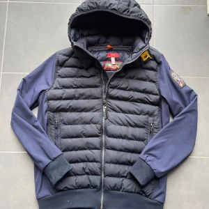 Parajumper Cardigan jacka - Söker du en perfekt Cardigan till vintern har du kommit rätt! Efter som att vintern snart kommer kan det vara bra att köpa sig en bra Cardigan. Skicket är väldigt och väldigt lite använd. Har du någon fråga är det bara att skriva! Priset kan prutas!