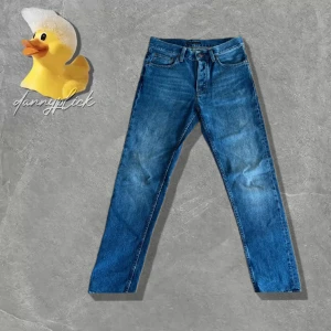 Nudie jean Lean Dean - Säljer dessa mörkblåa jeans från Nudie. Modellen heter Lean Dean. Storlek 28/32 men har **börjat** sytt så de sitter 28/30.   Orkade it sy klart😬Så de är den enda defekten som man enkelt kan lösa!! Pris kan diskuteras. 