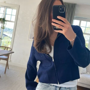 Mörkblå croppad kofta - Mörkblå stickad kofta💞💞