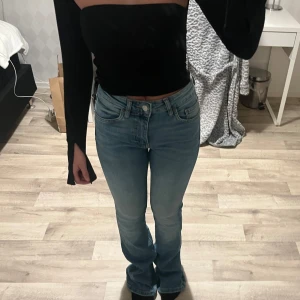Ljusblå  jeans - Säljer ett par ljusblå jeans med slits längst ner och normal passform. Perfekta till vardags med en snygg topp.