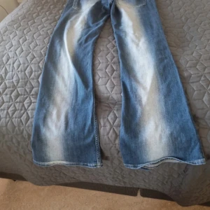 Blå bootcut jeans  - Säljer ett par blå bootcut jeans från cheap monday jeans I väldigt fin skick midjemått Midjemått 40,  yterbenlängd Yterbenlängd 101,  innerbenslängd 80. Den är stretching. 